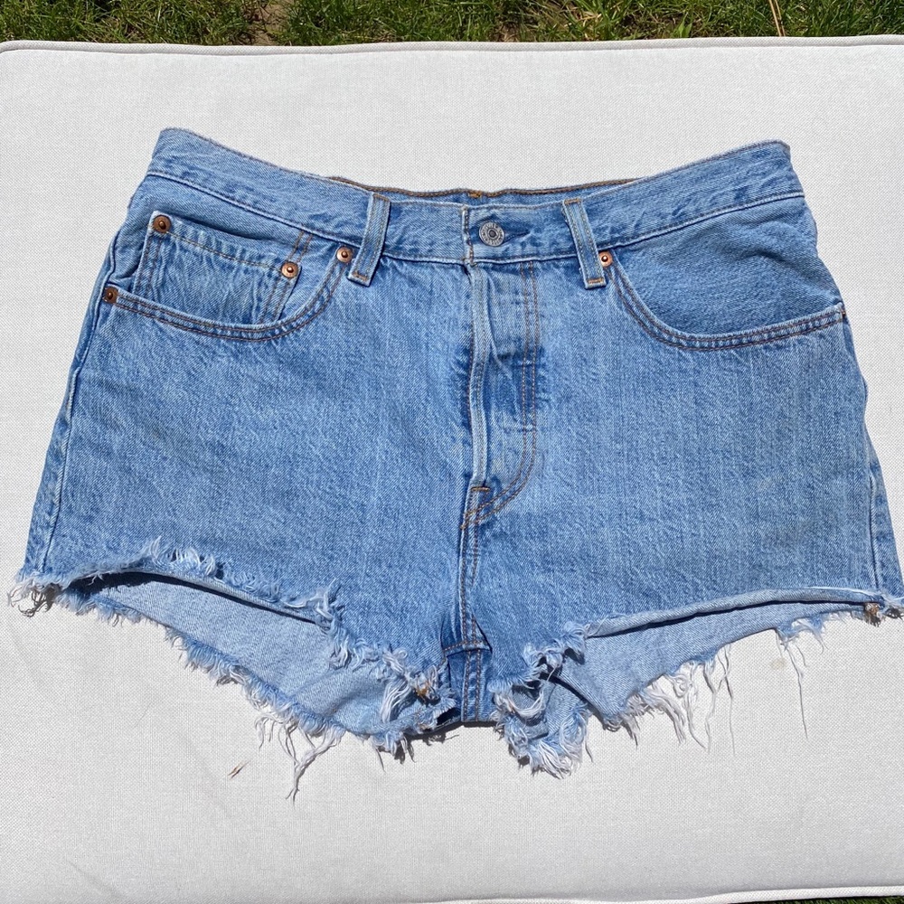 Levi’s 501 cutoff jean shorts